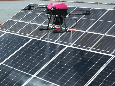 Dron de Dronex lavando paneles solares con doble boquilla de aspersión