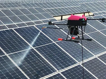 Dron de Dronex enjuagando hileras de paneles solares con boquilla de aspersión a presión